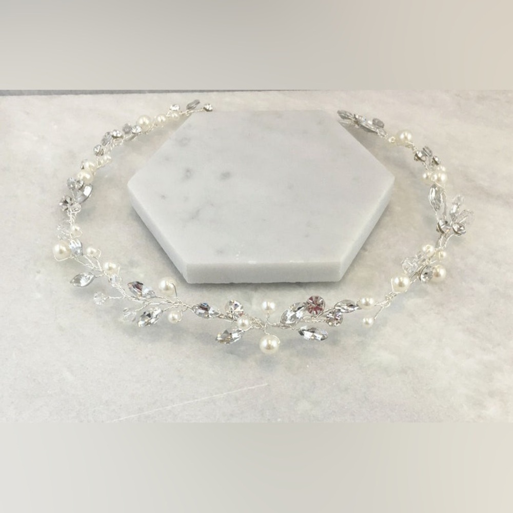 Elegant Diamanté, Pearl and Crystal Hairpiece
